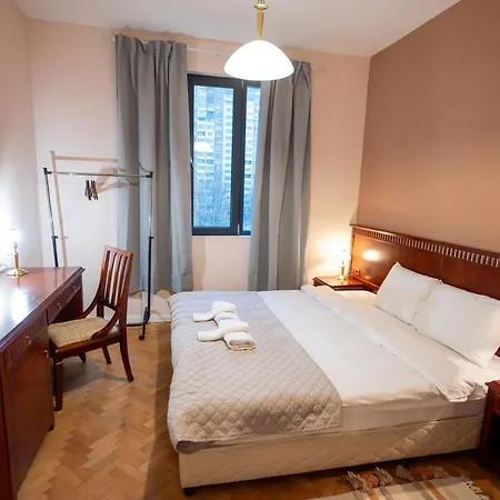 Spacious 1bdr Near city Center Apartment *