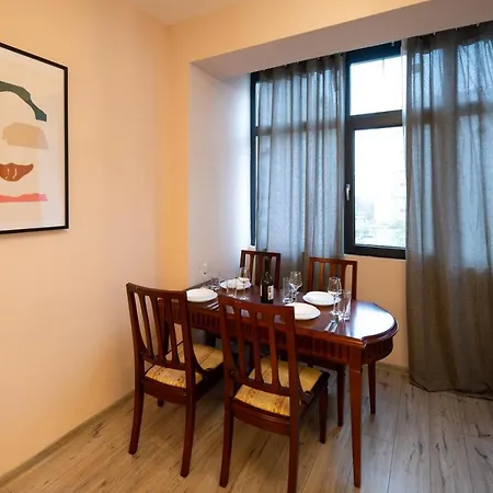 Spacious 1bdr Near city Center Apartment *